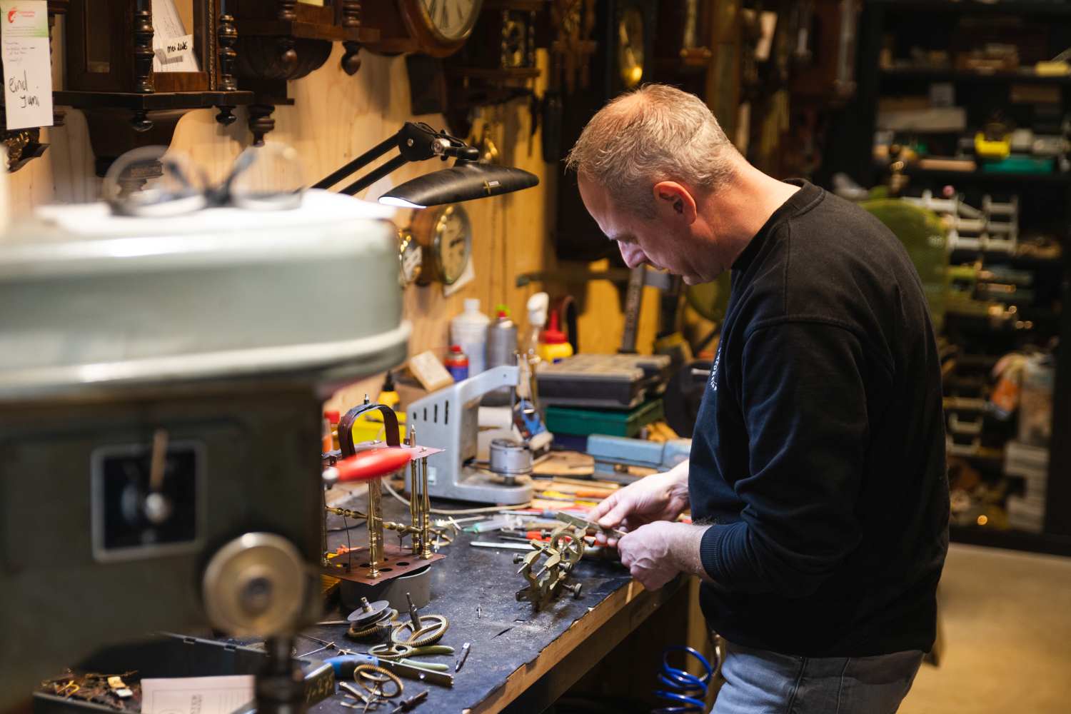 Reparatie van unieke Friese klok